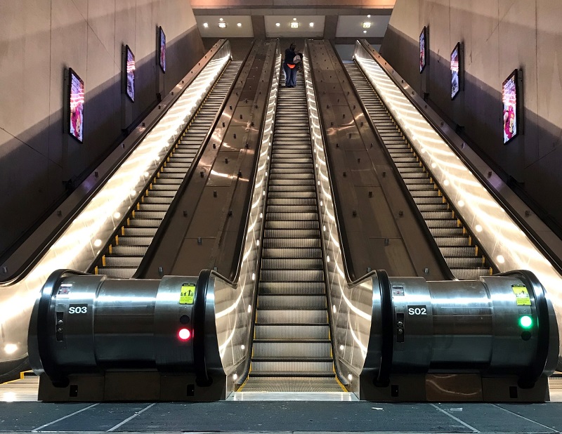 Escaleras mecánicas nuevas en Metro Center sur, mayo de 2023