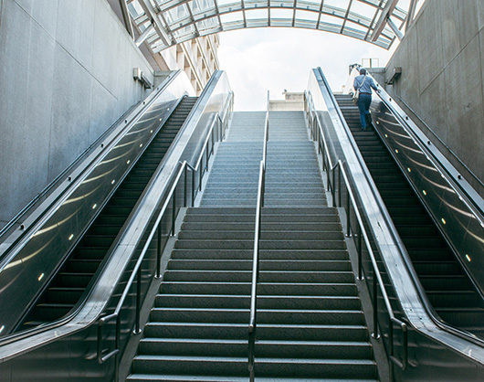 Escalera con pabellón protector y escaleras mecánicas en la estación Judiciary Square, terminadas en septiembre de 2021