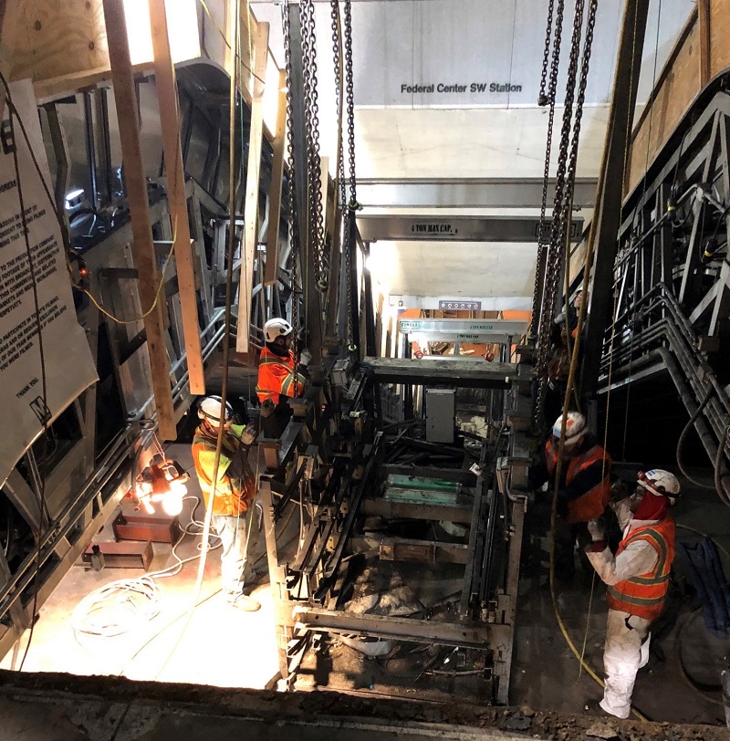 Construcción de una escalera mecánica nueva en Federal Center SW, enero de 2022