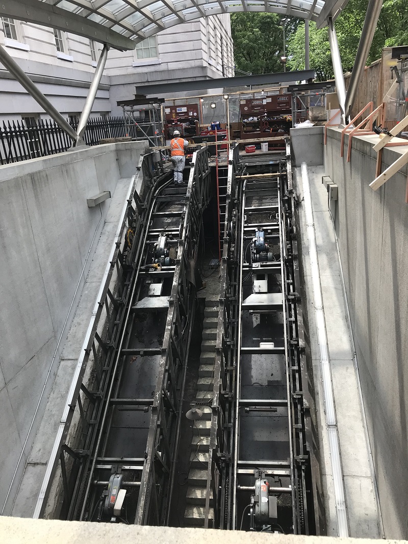 Demolición de las escaleras mecánicas en la entrada oeste de Gallery Place, mayo de 2021