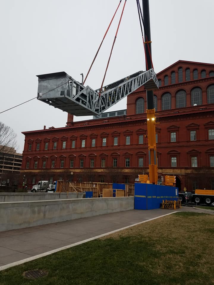 Izado para la colocación de la escalera mecánica nueva de Judiciary Square, diciembre de 2017