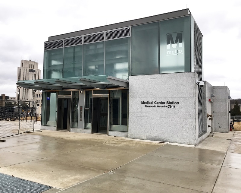 Entrada de ascensor nueva en Medical Center, abril de 2023