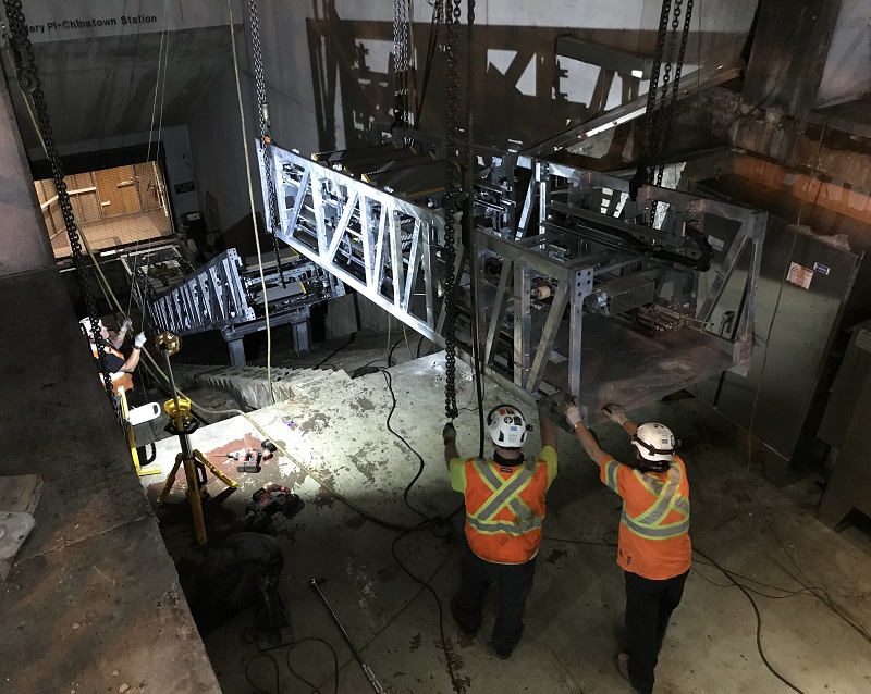 Montaje de escaleras mecánicas nuevas en Gallery Place West, mayo de 2021