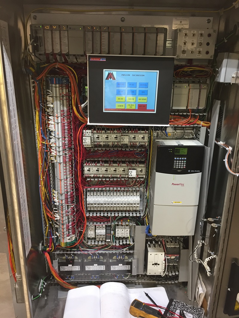 Vista de un nuevo controlador de ascensor en Mount Vernon Sq, enero de 2023
