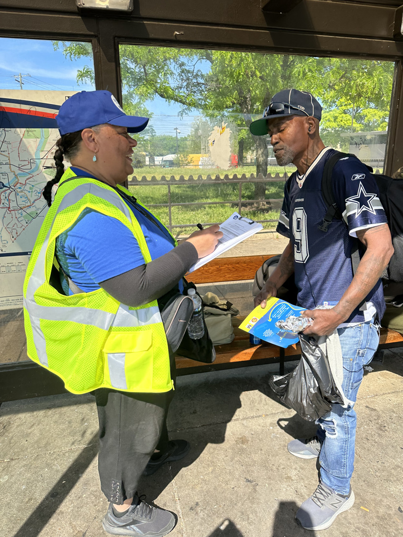 En paradas de buses y estaciones de metro, nos aseguramos de recibir los cometarios de todos los que querían opinar.