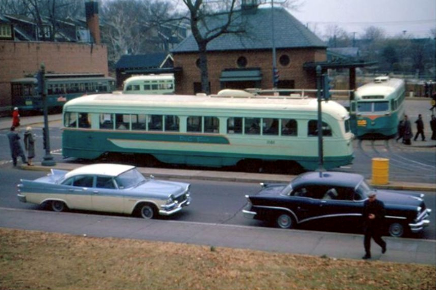 Terminal rodoviário histórico com ônibus verdes