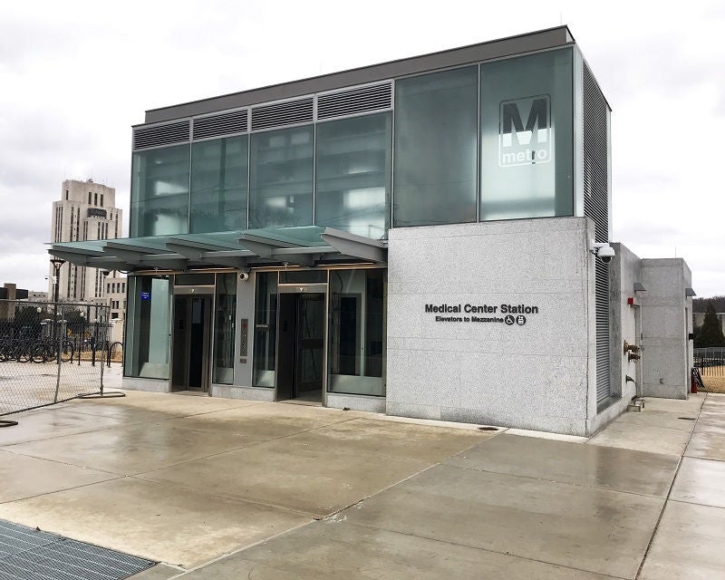 Entrada de ascensor nueva en Medical Center, abril de 2023