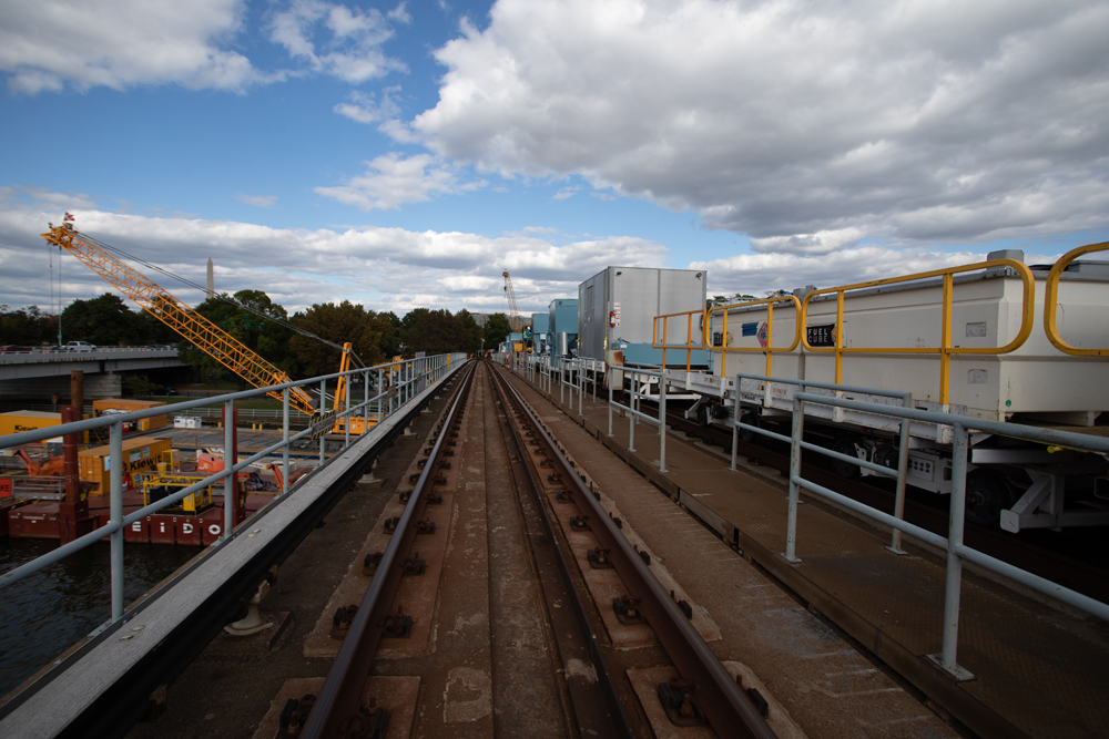 Construindo novos trilhos que "conectem" a nova Potomac Yard Station ao sistema de Metrorail existente.