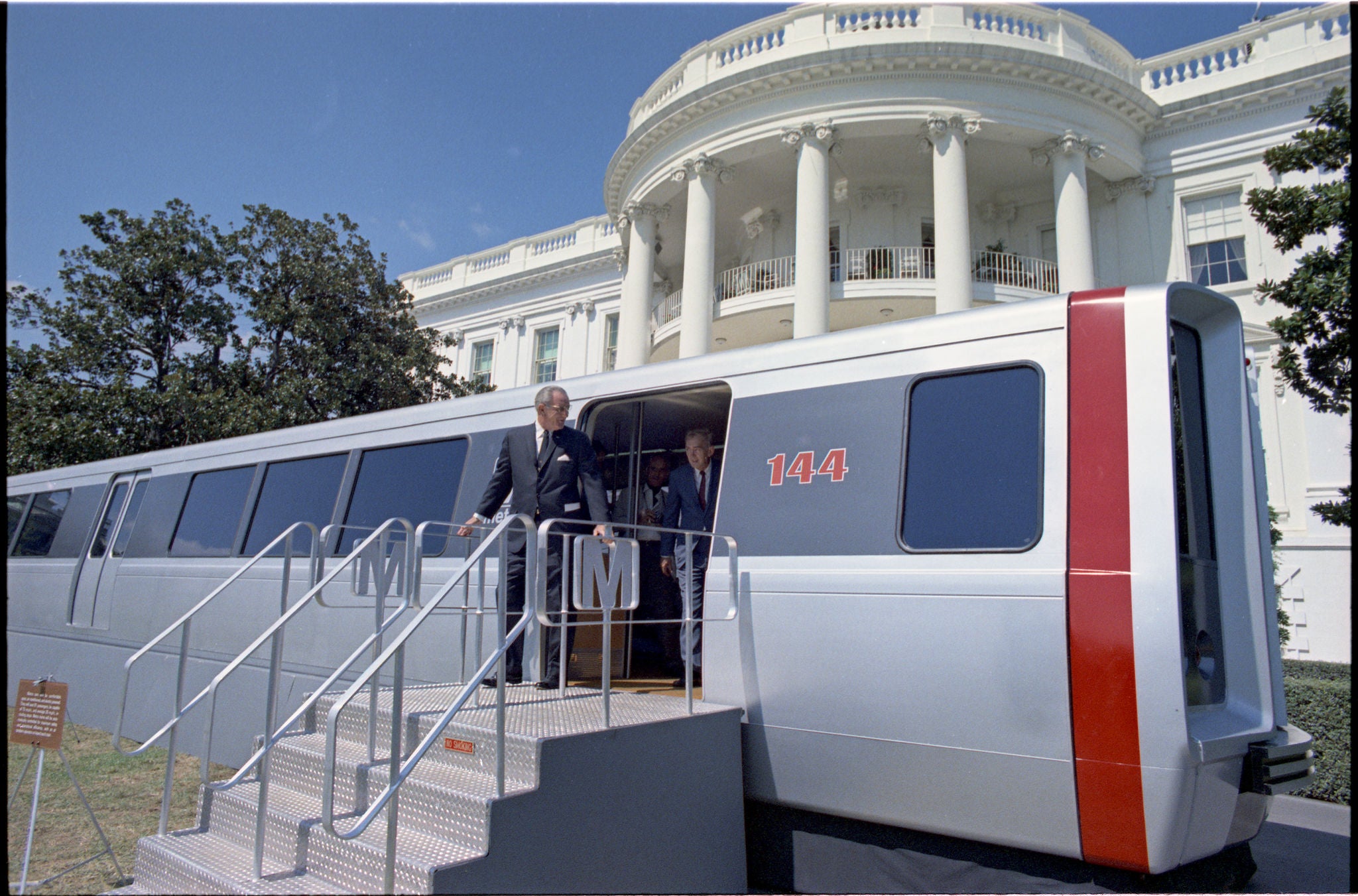LBJ在 Metro 列火車上