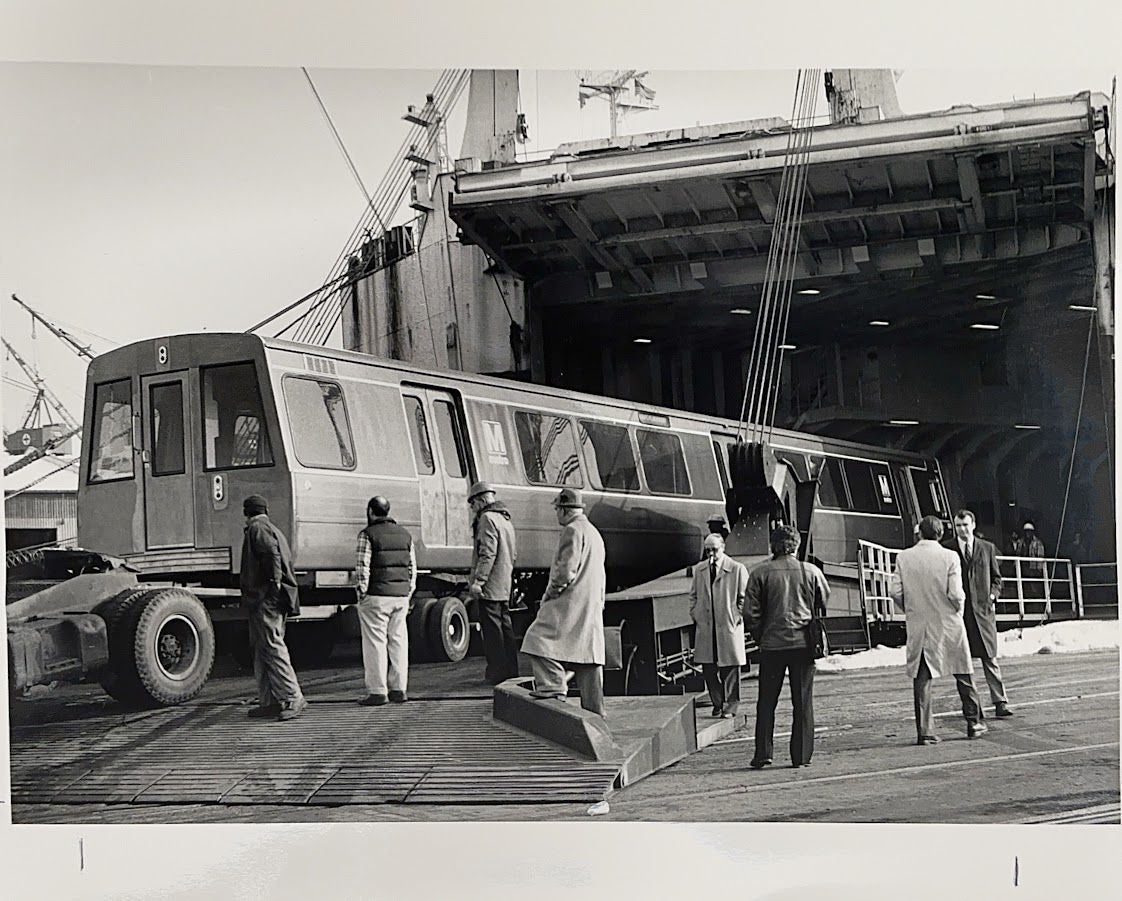 2000系列列车由意大利布雷达制造，于1980年代初运往巴尔的摩港，并在印第安纳州比奇格罗夫组装。