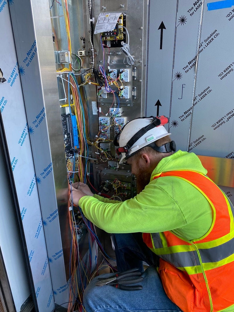 Cableado del tablero de funciones (COP, en inglés) en Grosvenor-Strathmore, diciembre de 2023