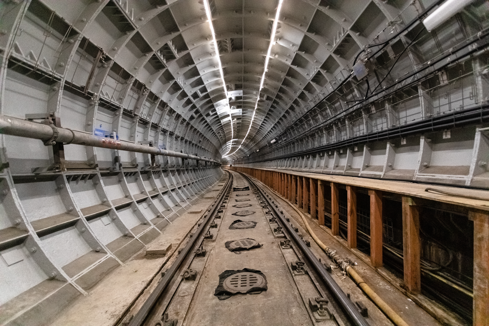 Reparos nos túneis revestidos de aço entre as estações Pentagon e L'Enfant Plaza, ambos datados da construção original há mais de 40 anos.