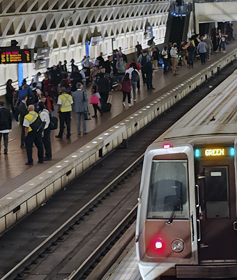 pessoas na plataforma Metro