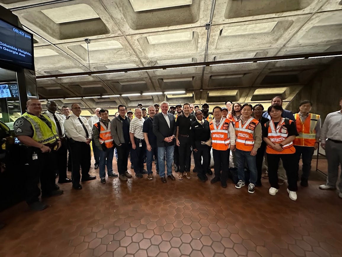 Metro autoridades visitam a instalação do faregate na Praça do Judiciário