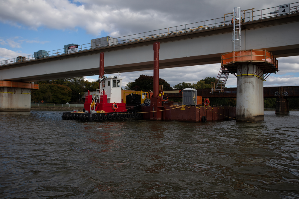 As equipes trabalham na reabilitação da ponte.
