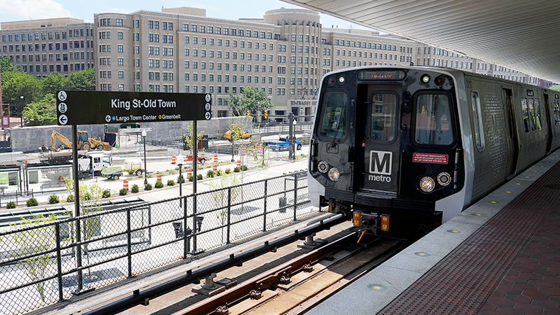 7000 series train entering King St 800x450