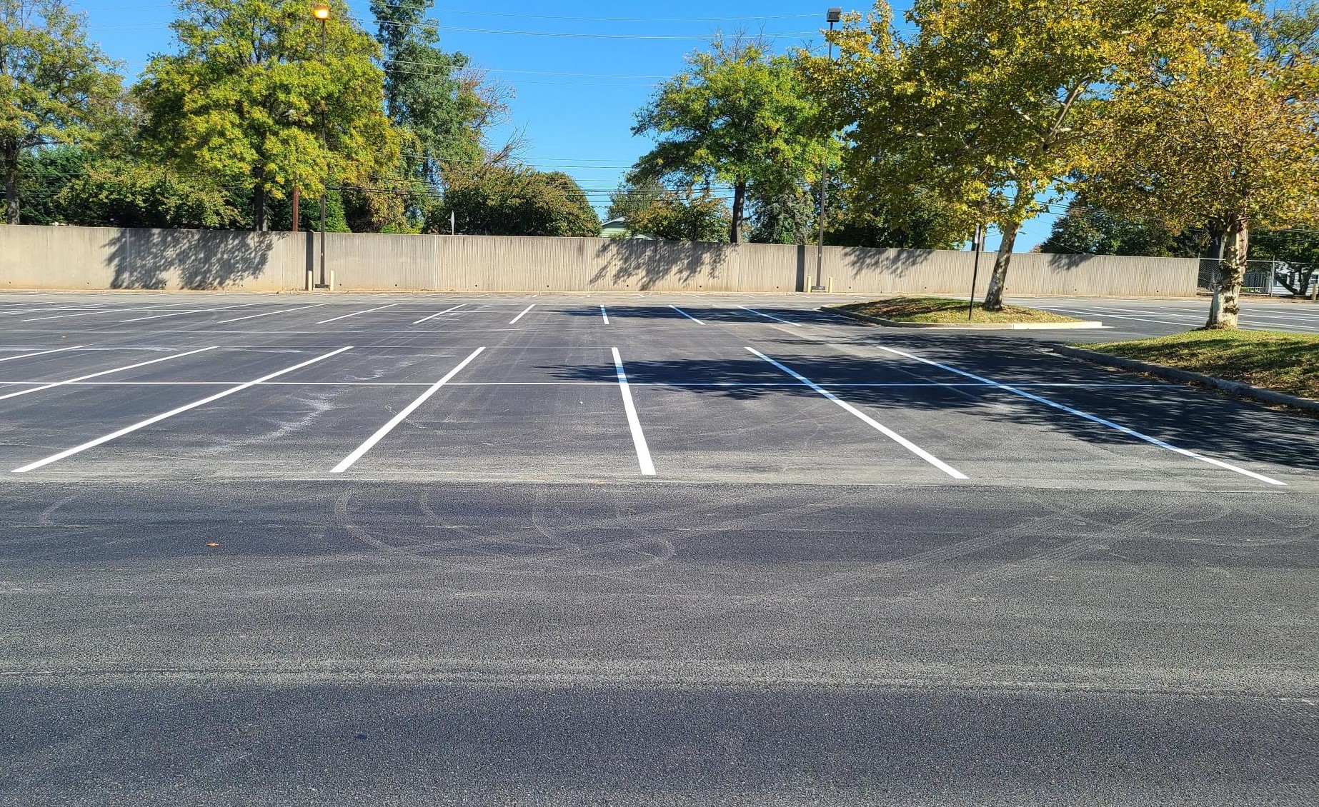 Lote de Park & Ride pavimentado en la estación de Rockville 